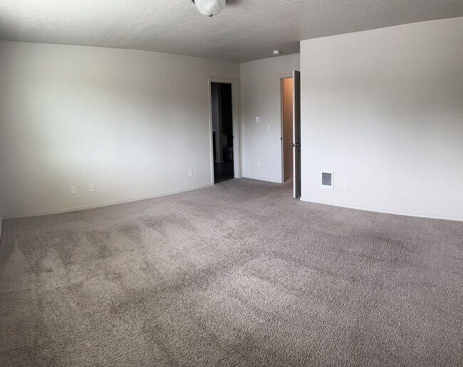 Building Photo - Stunning 4 Bedroom 2.5 Bath Duplex town ho...