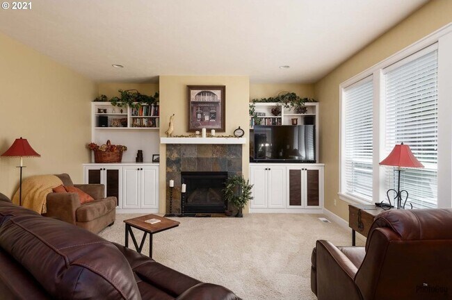 Family Room 2 - 3272 Jayhawk Ct