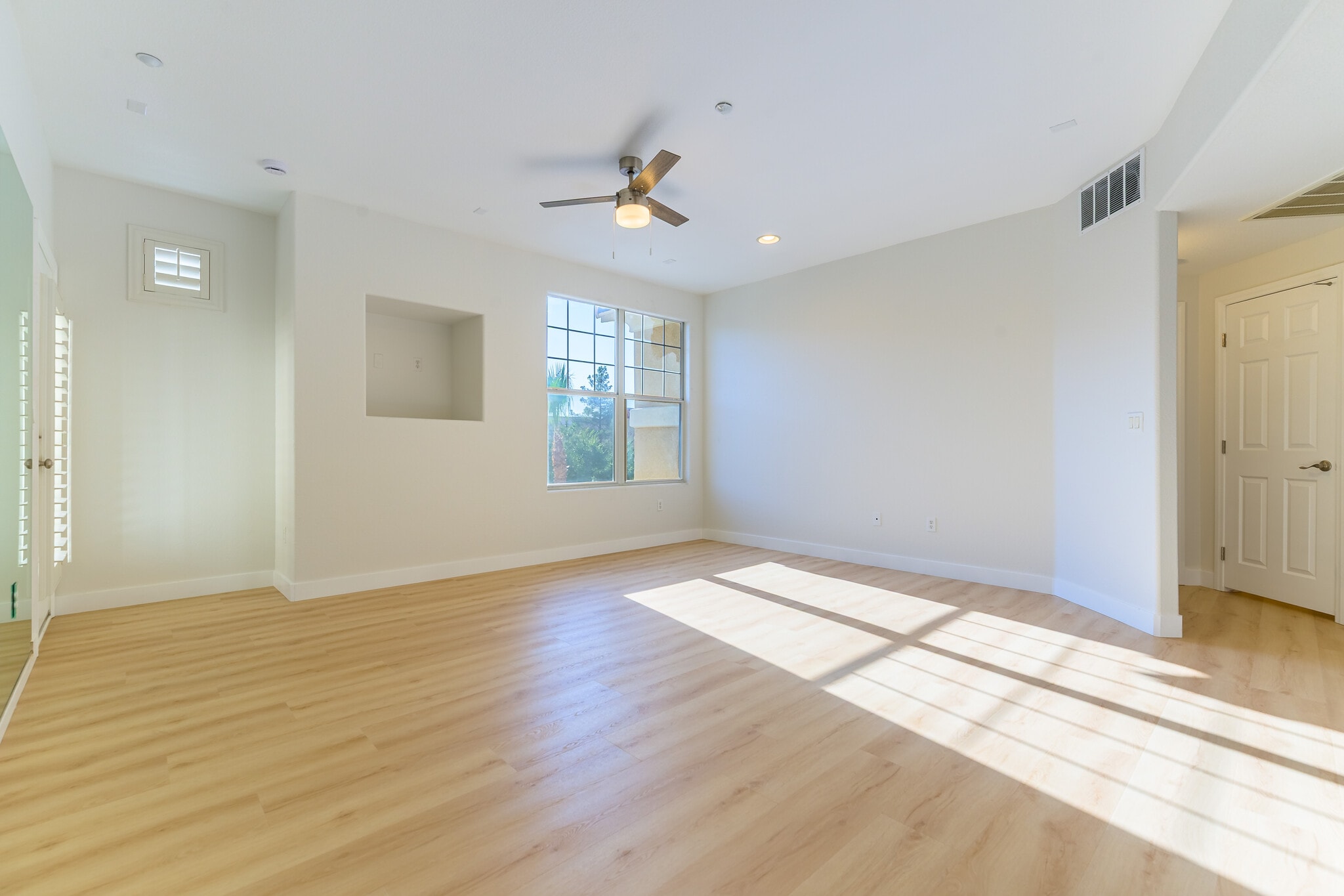 Building Photo - 5855 Valley Dr