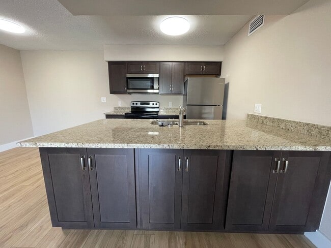 Building Photo - ANNUAL RENTAL -  1 BED / 1 BATH CONDO AT M...