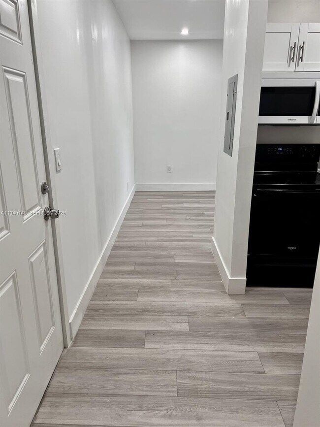 Building Photo - 852 SW 13th Ave