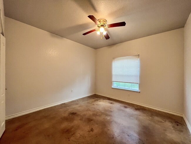 Building Photo - 1080 Rainbow Dr