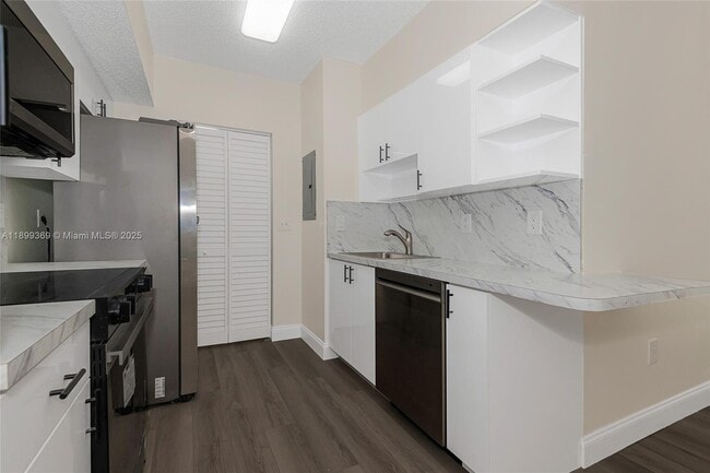 Building Photo - 3211 Sabal Palm Manor