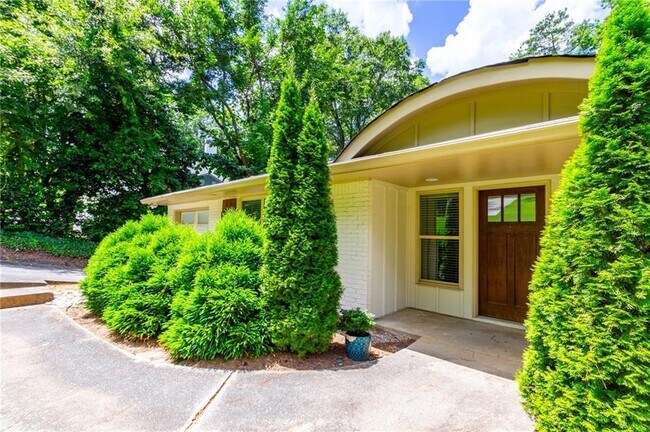 Building Photo - 3014 Skyland Dr NE
