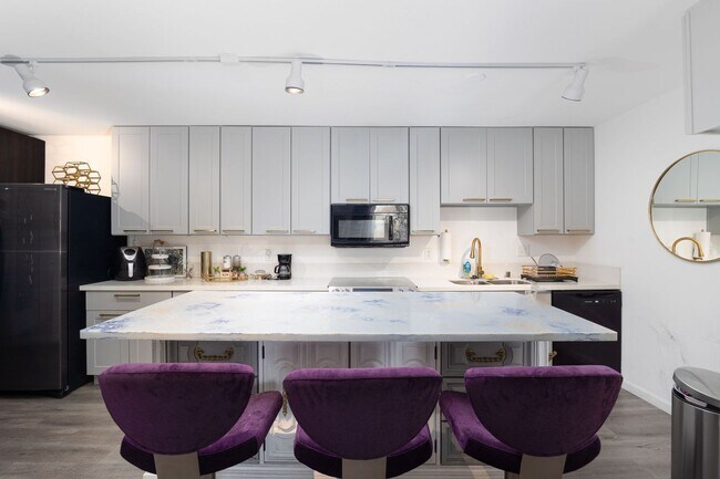 Building Photo - Beautifully Updated 2 Bedroom Condo with Optional Furniture!