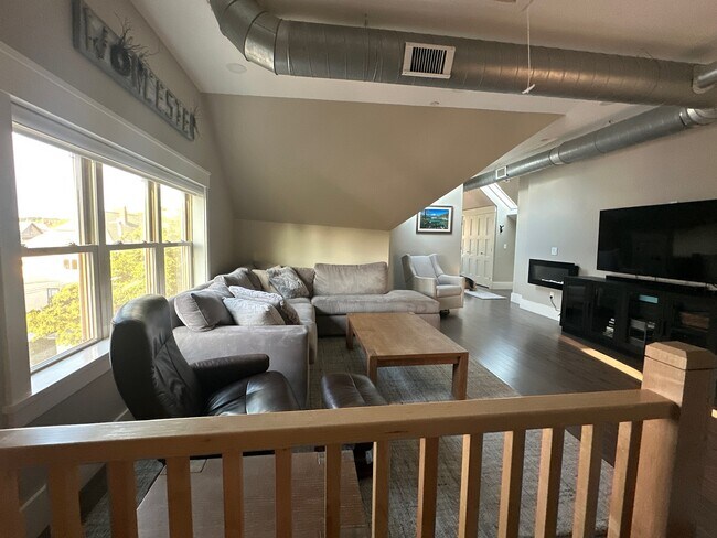 Building Photo - 20 Somerset St