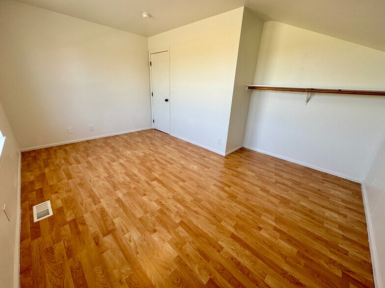 Building Photo - 1094 NE Conifer Blvd