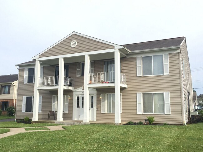 Building Photo - 2 Bedroom, 1 Bathroom Apartment with Garage Access at Parkridge Ct. - 960 Sq Ft