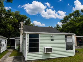 Building Photo - Spacious 2BR/2BA Zephyrhills Home with Huge Enclosed Porch!
