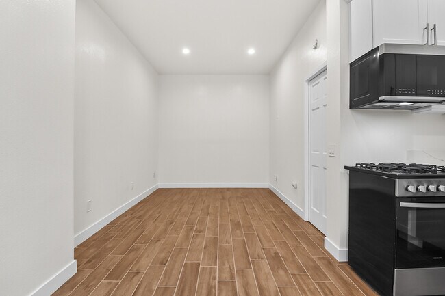 Building Photo - 720 1/2 Queenstown Court - 3