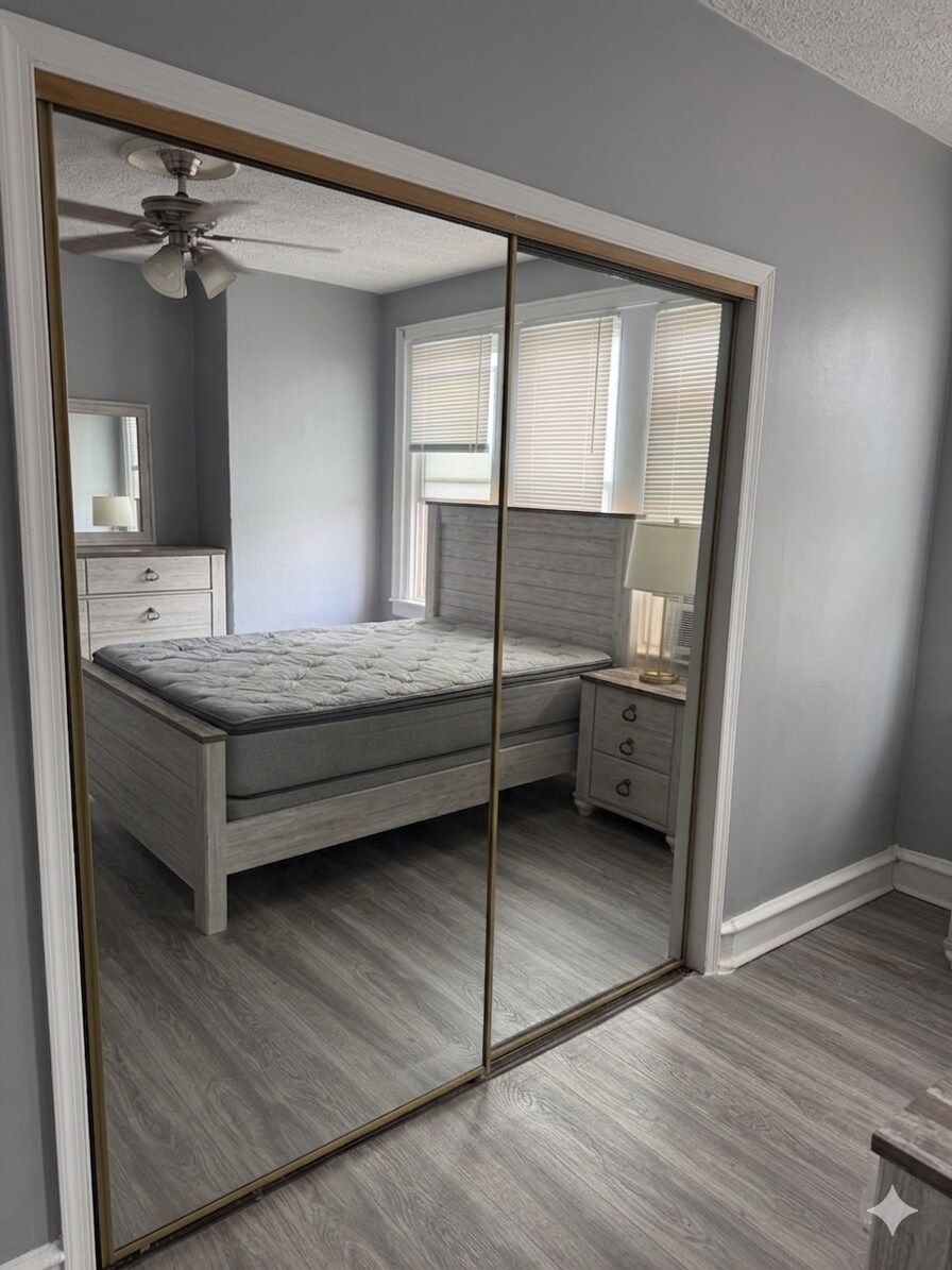 Master, 6ft double poles with 4 side shelves - 4744 Sheffield Ave