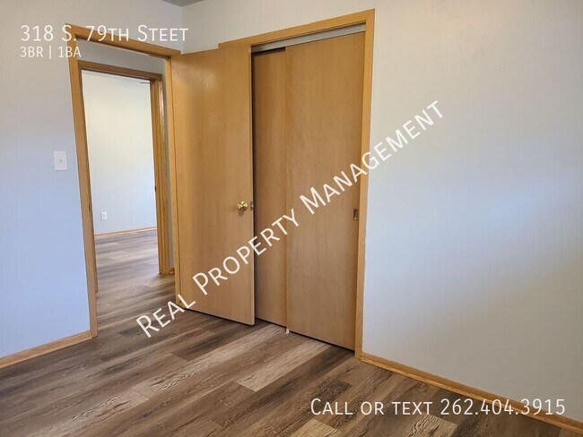 Building Photo - 318 S 79th St