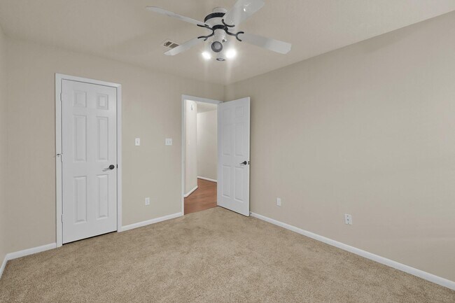 Building Photo - 3030 Hemingway Dr