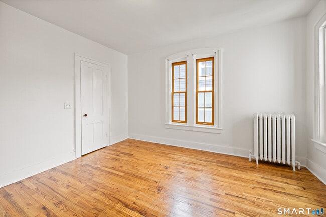 Building Photo - 226 Meadow St