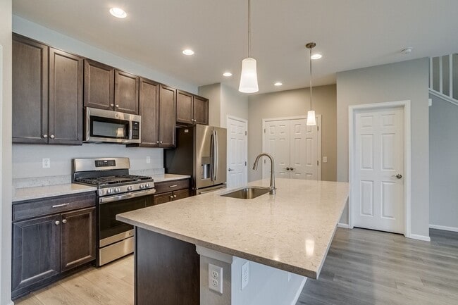 Building Photo - Spacious 4BR Townhome in Denver