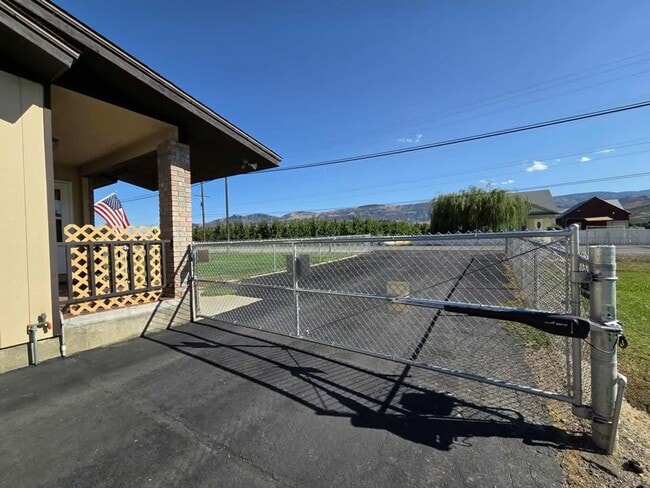 Building Photo - Large 3 Bedroom, 2.5 Bath on Beautiful, HU...