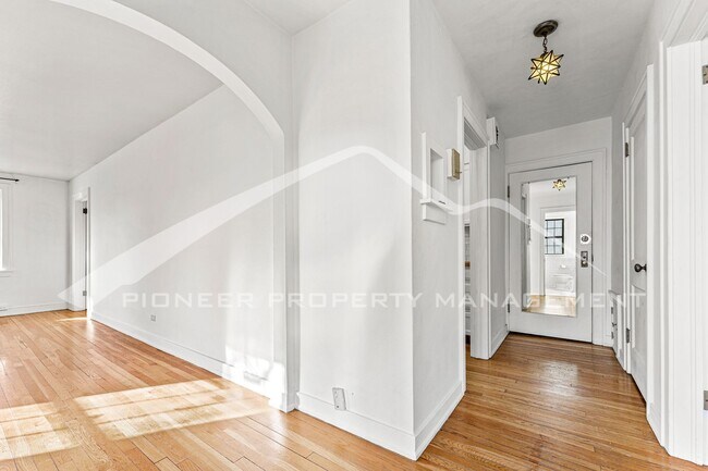 Building Photo - Spacious Condo with Office!