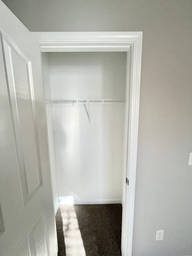 Building Photo - Newly Renovated 3 Bed, 2.5 bathroom Townhome