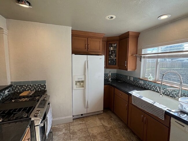 Building Photo - 4 BEDROOM HOME INCLUDES SEPARATE GUEST QUARTERS -FURNISHED OR UNFURNISHED- TONS OF PARKING