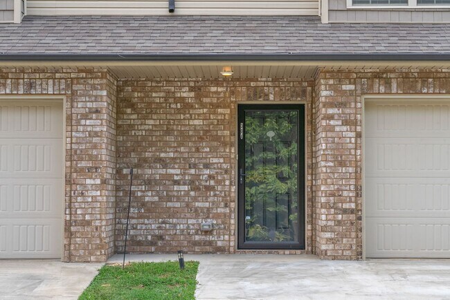 Building Photo - Sophisticated Sango Townhouse in a Gated C...