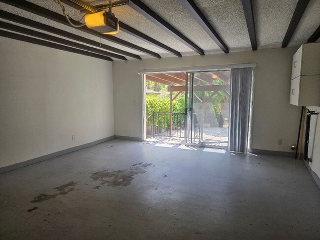 Building Photo - 2 Bedroom in La Crescenta