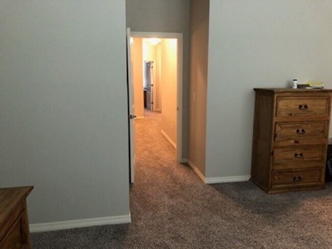 Building Photo - Beautiful 3 bed, 3 bath Townhome in West W...