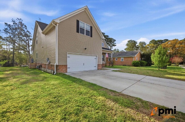 Building Photo - Stunning 5 Bedroom Waterfront Home with 2 car garage