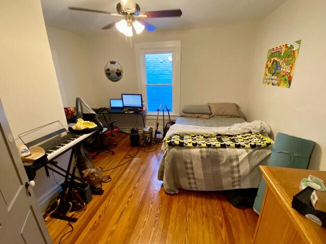 Building Photo - 5 bedroom /2 bath mins. from UC for $650/pp ($3,250/mo) w/ off-street parking included!