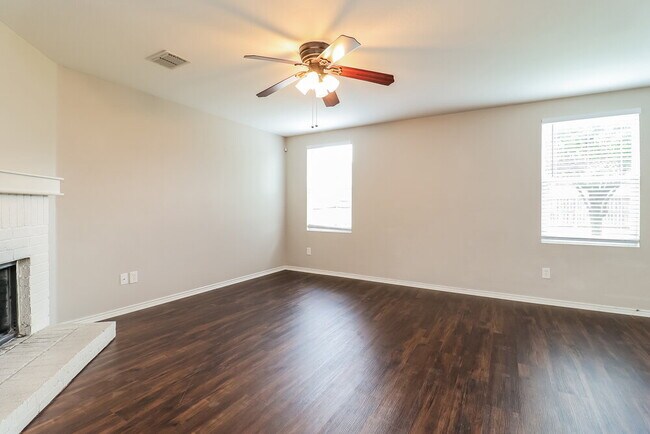 Building Photo - 1825 Shasta View Dr