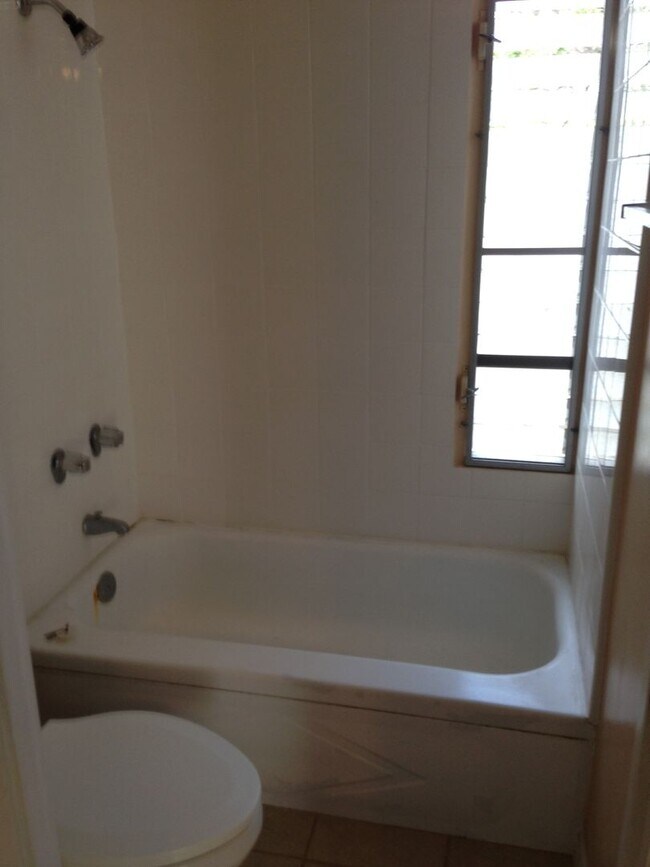 Building Photo - Charming Waikiki Studio Minutes from the Beach – Prime Ala Wai Location