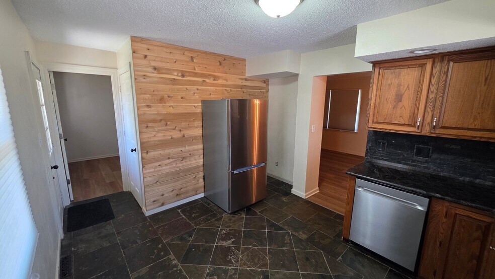 Building Photo - 2564 E Tiffin Ave