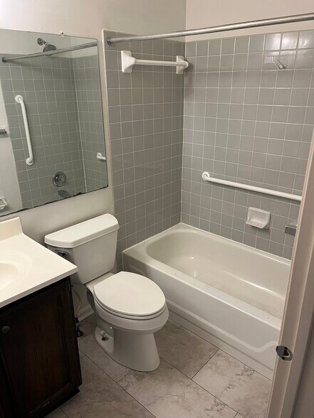 2nd Floor Full Bath - 2401 Greensward N