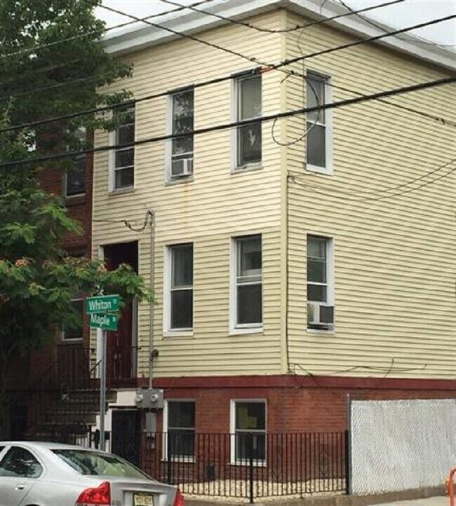 Building Photo - 96 Maple St