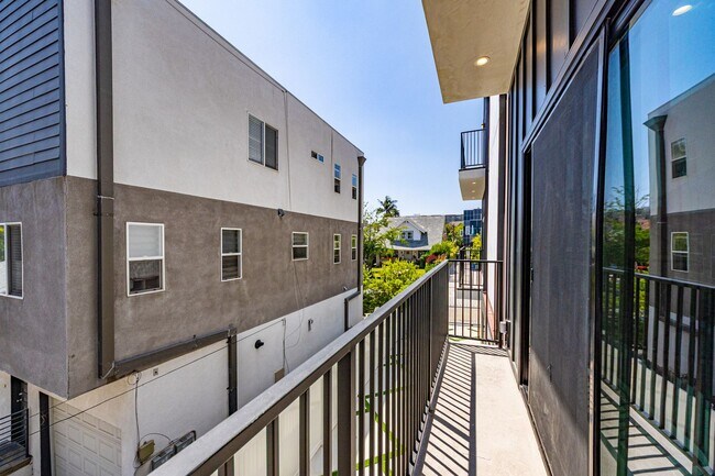 Building Photo - 242 1/2 N Dillon St