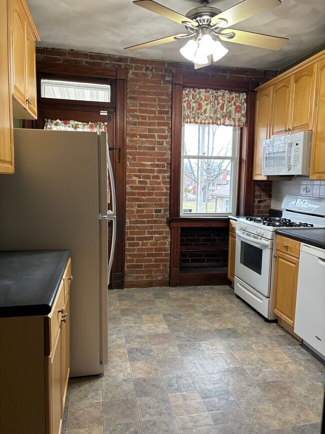 Building Photo - Completedly Remodeled 2+ Bedroom Home
