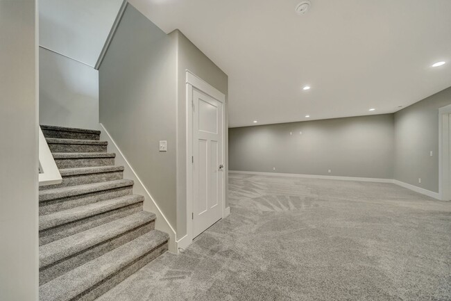 Building Photo - Beautiful Luxury Townhome