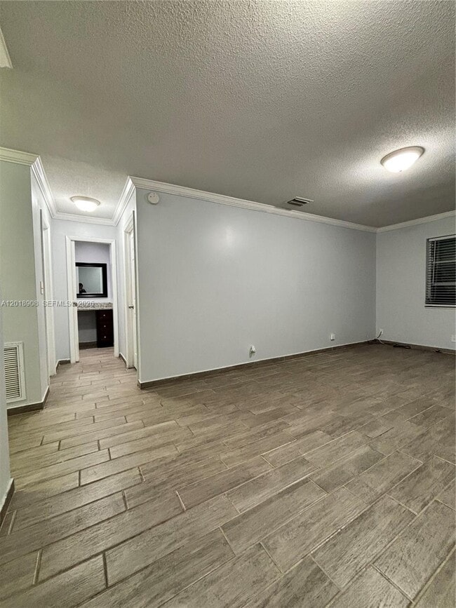 Building Photo - 1480 E Sample Rd