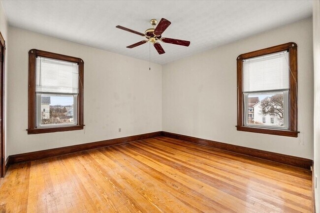 Building Photo - 576 Slade St