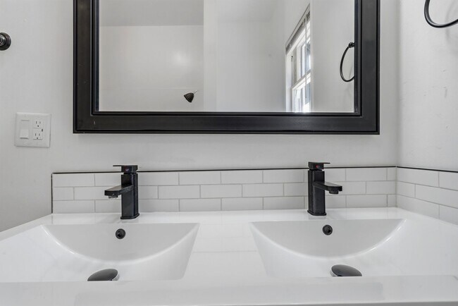 Building Photo - 420 E Speedway Blvd