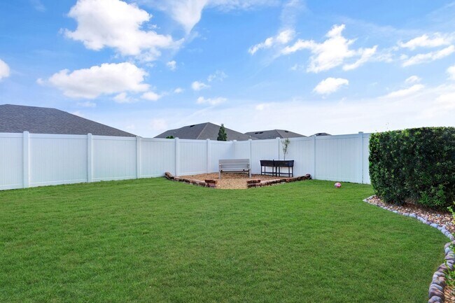 Building Photo - Gorgeous 4/3 in Newberry Corners