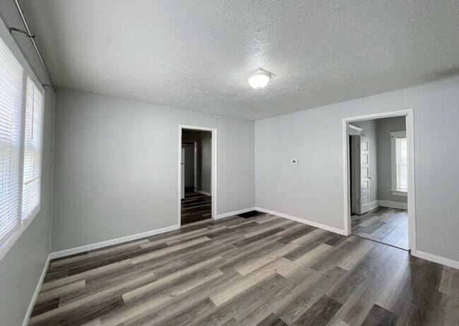 Building Photo - Spacious 3 bedroom home