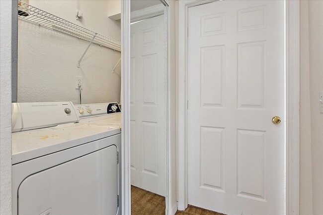 Building Photo - Terrific Bishops Court Townhouse!