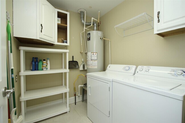 Building Photo - 1010 Louise St