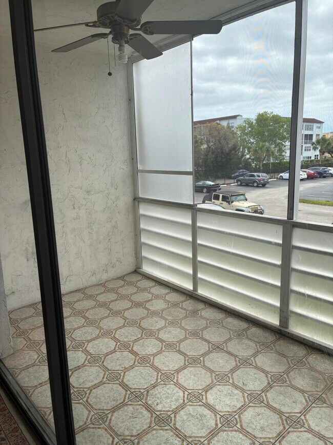 Building Photo - 2821 Somerset Dr