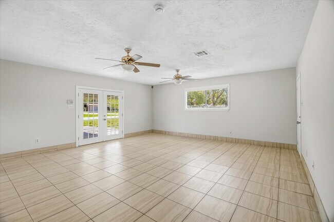 Building Photo - 501 Ladd St