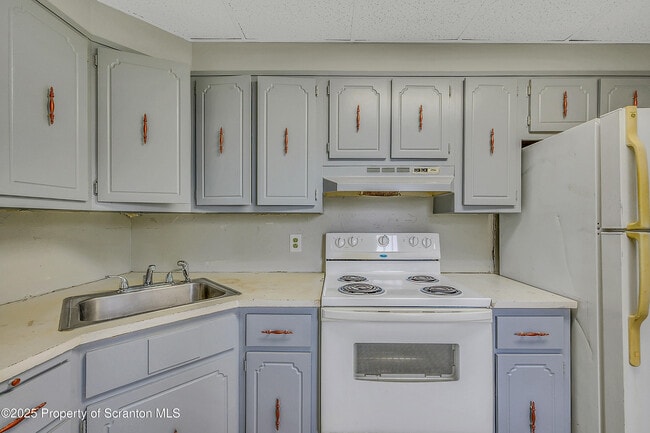 Building Photo - 627 Main St