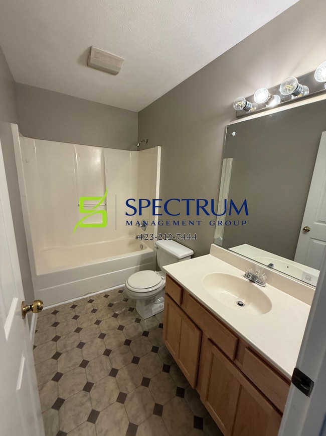 Building Photo - 2 Bedroom 1.5 Bath duplex with basement garage.