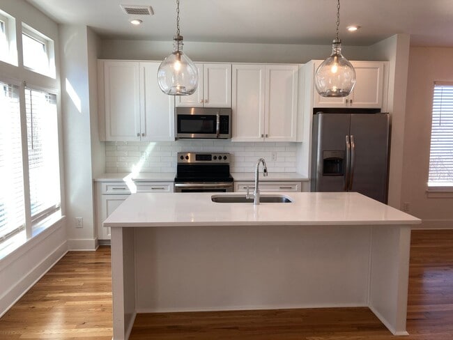 Building Photo - 3 bedroom, 3.5 bath, Spacious & Open Floor Plans