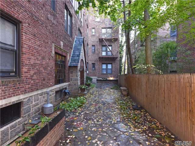 Building Photo - 1 Hillside Ave