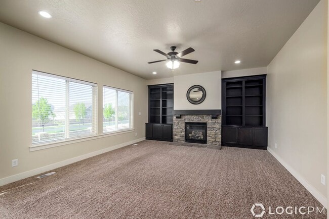 Building Photo - Stunning Single Family Home In Excellent L...